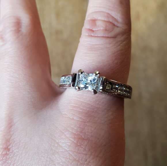 *RARE* Vintage Dainty Engagement Ring - Picture 3 of 15